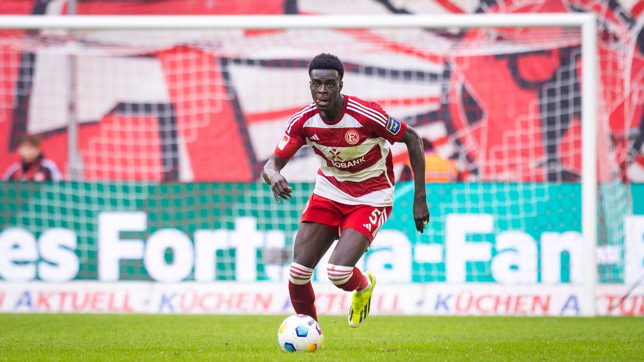Joshua Quarshie läuft mit dem Ball über den Platz.