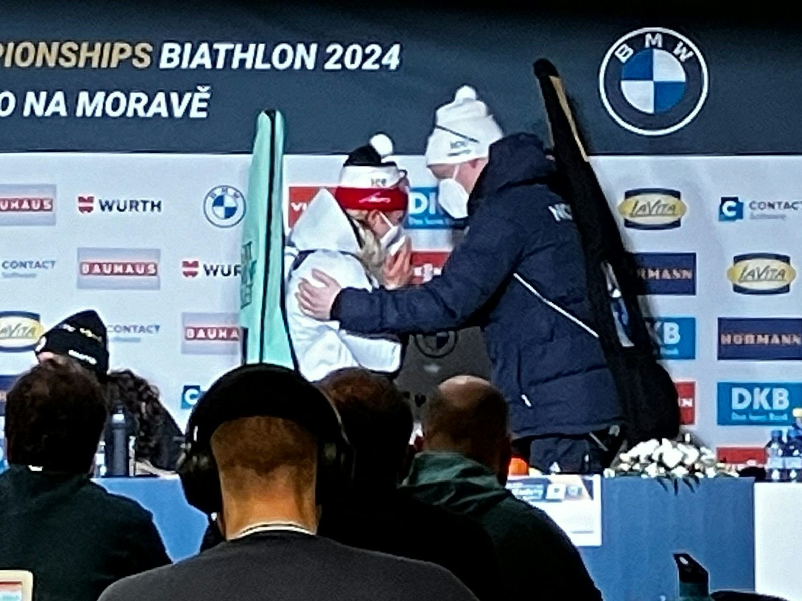 Johannes Thingnes Bö aus Norwegen tröstet seine Staffel-Partnerin Ingrid Landmark Tandrevold auf der Pressekonferenz.