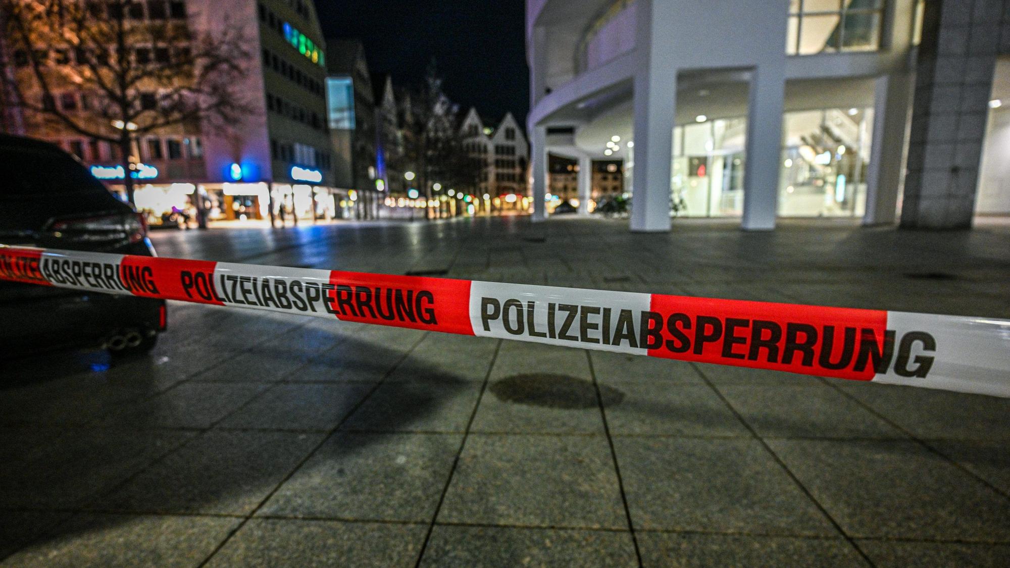 Der Bereich eines Platzes ist mit einem Absperrband der Polizei abgesperrt.