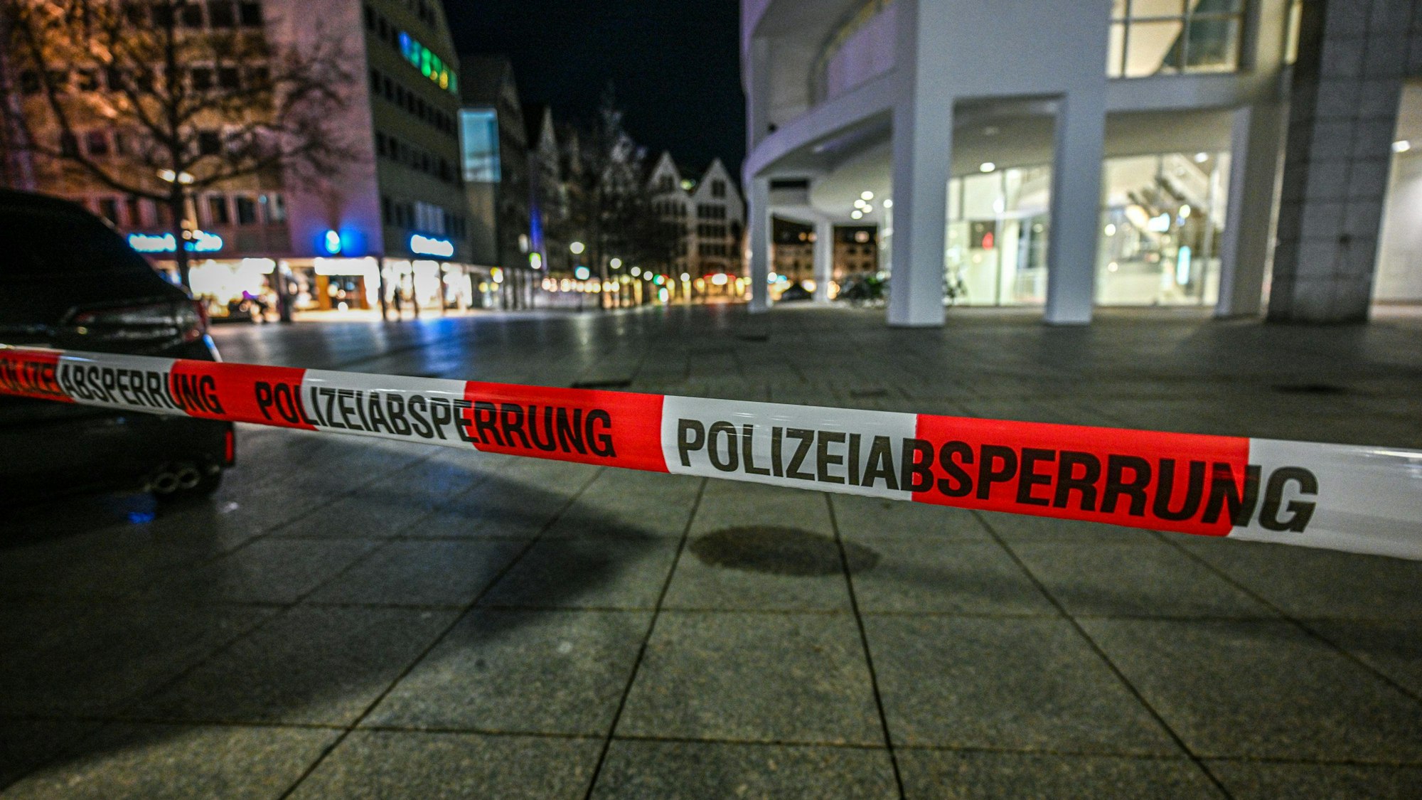 Der Bereich eines Platzes ist mit einem Absperrband der Polizei abgesperrt.