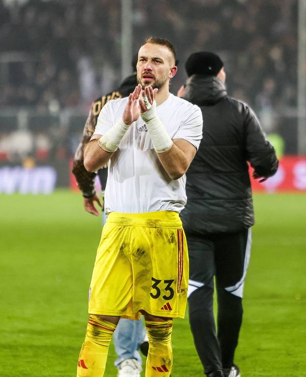 Florian Kastenmeier klatscht mit den Händen und bedankt sich bei Fans.