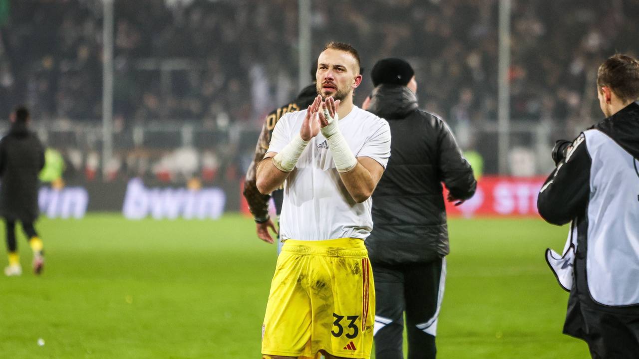 Florian Kastenmeier klatscht mit den Händen und bedankt sich bei Fans.