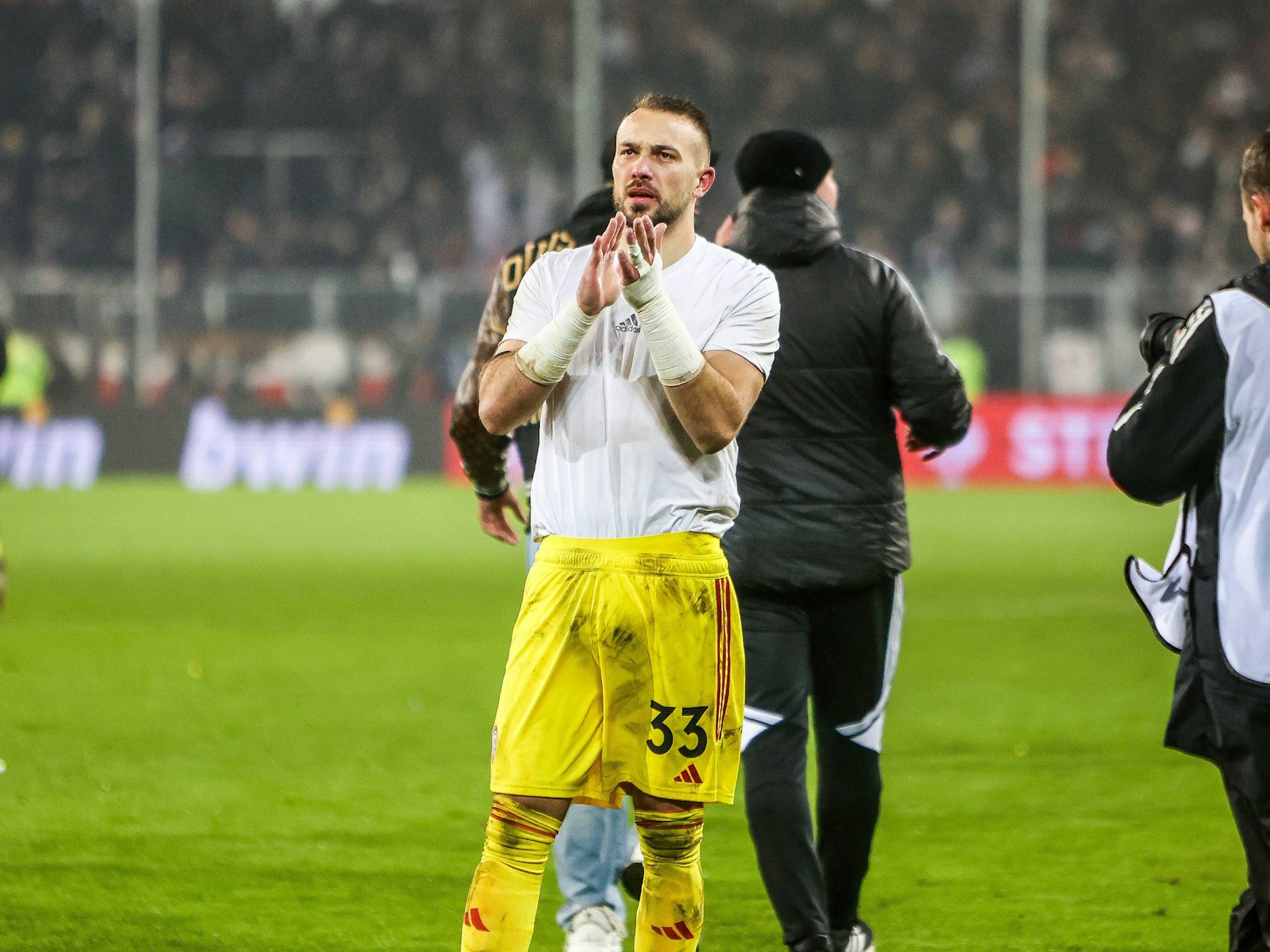 Florian Kastenmeier klatscht mit den Händen und bedankt sich bei Fans.