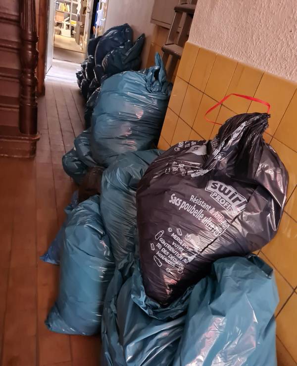 Mülltüten voller Kamelle stehen im Hausflur.