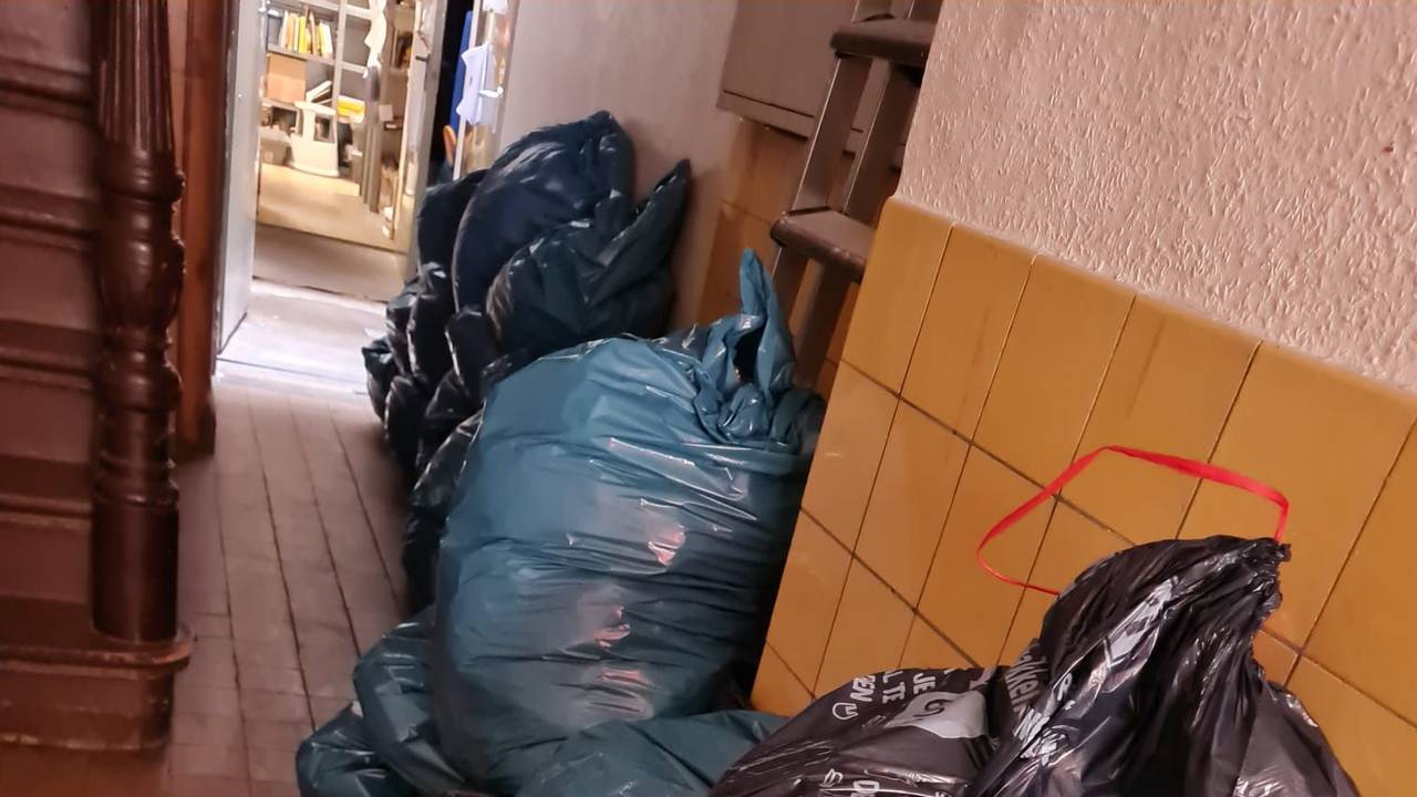 Mülltüten voller Kamelle stehen im Hausflur.