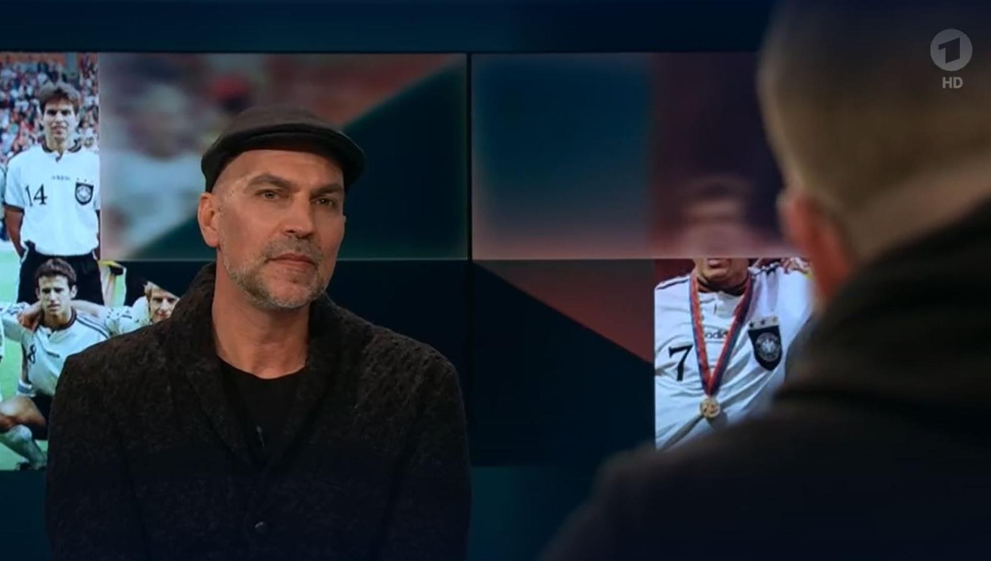 Markus Babbel lauscht bei „Hart aber fair“ den Ausführungen von Thomas Kessen.