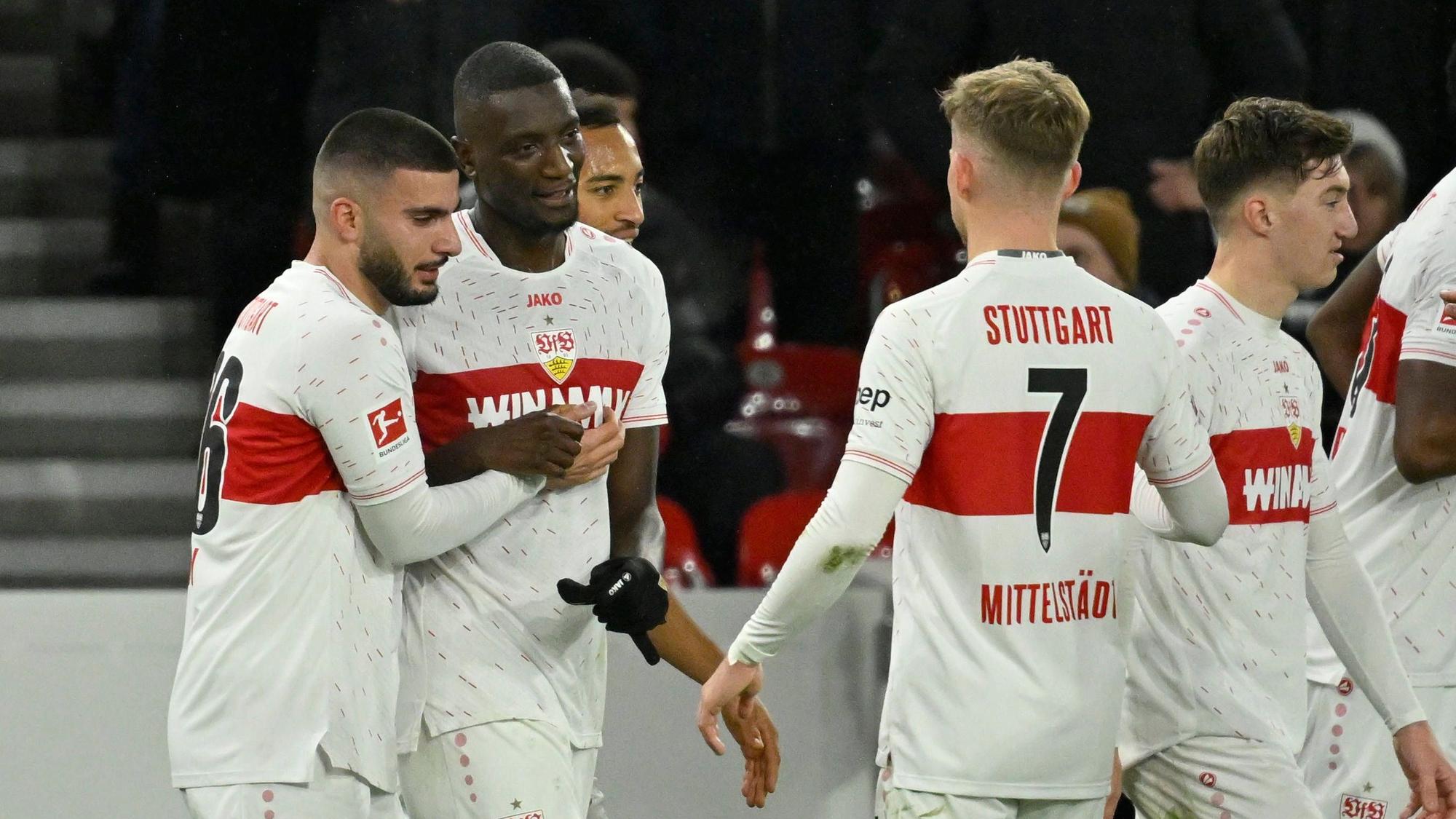 Serhou Guirassy und Deniz Undav jubeln über ein Tor gegen Augsburg.