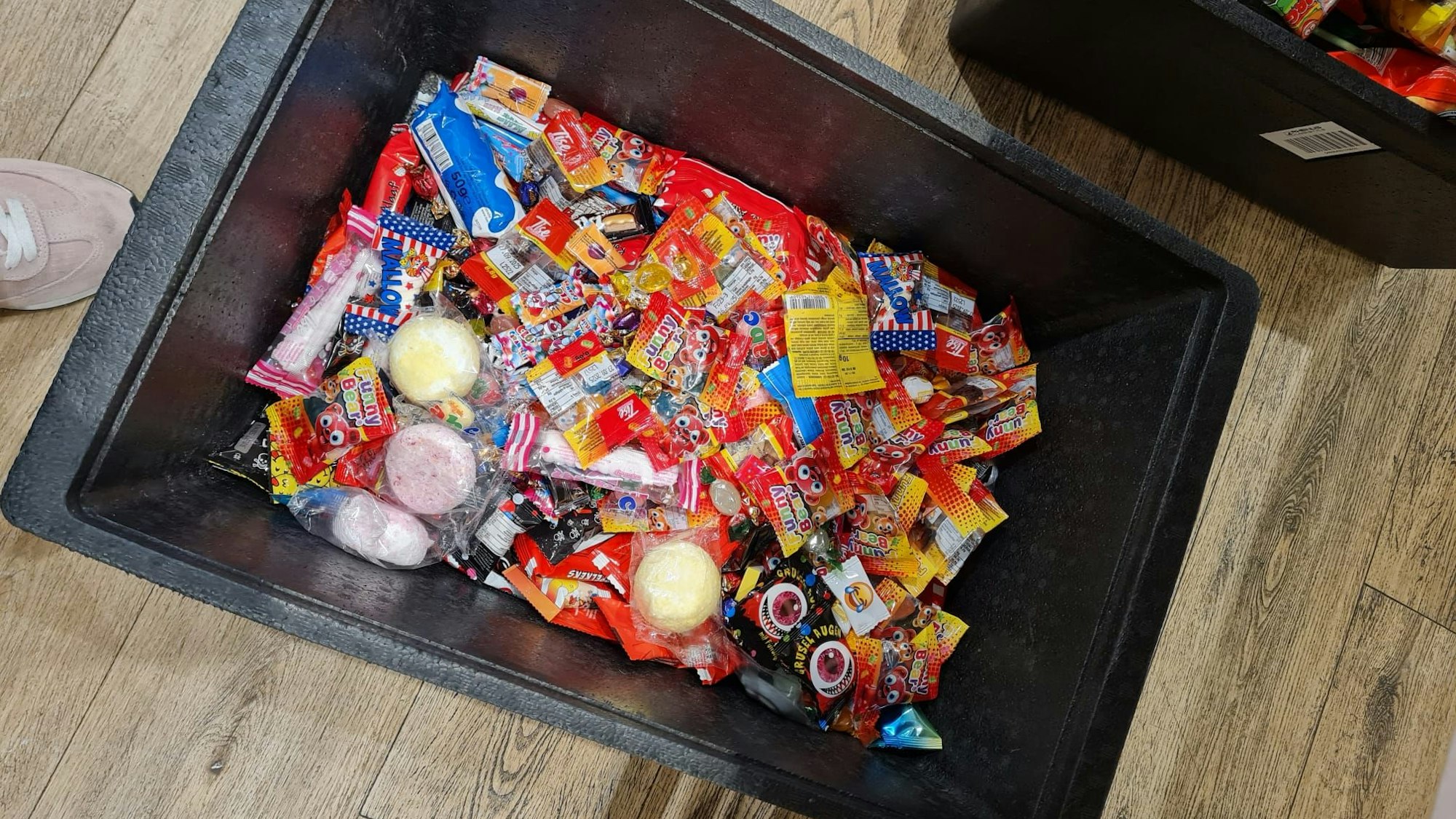 In Kisten lagern inzwischen Kamelle.