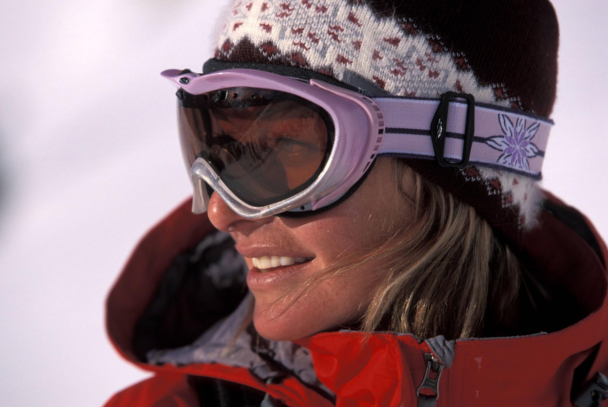 Kasha Rigby mit Skibrille bei einem Fotoshooting.
