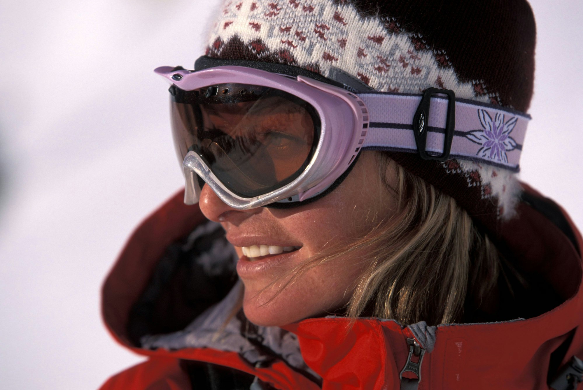 Kasha Rigby mit Skibrille bei einem Fotoshooting.