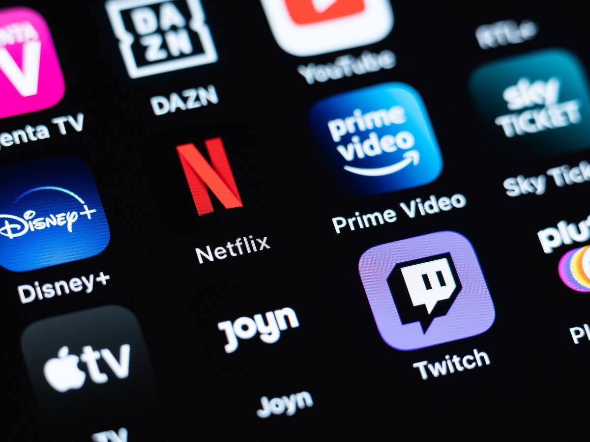 Verschiedene Streaming-Dienste, darunter Magenta TV, DAZN, YouTube, Disney+, Netflix, Prime Video, Sky Ticket, Aplle TV, Joyn, Twitch, sind auf einem Bildschirm zu sehen.