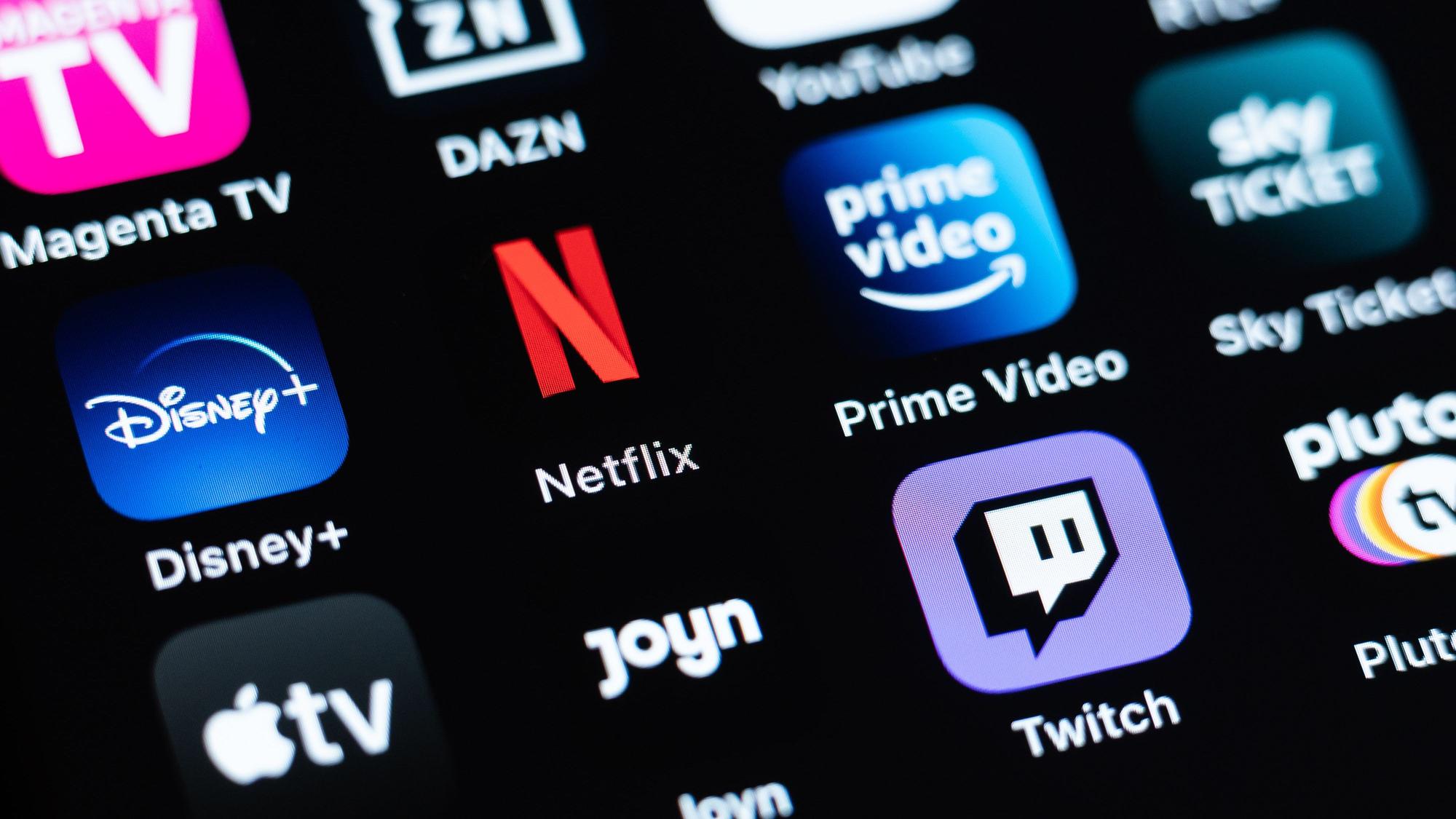 Verschiedene Streaming-Dienste, darunter Magenta TV, DAZN, YouTube, Disney+, Netflix, Prime Video, Sky Ticket, Aplle TV, Joyn, Twitch, sind auf einem Bildschirm zu sehen.