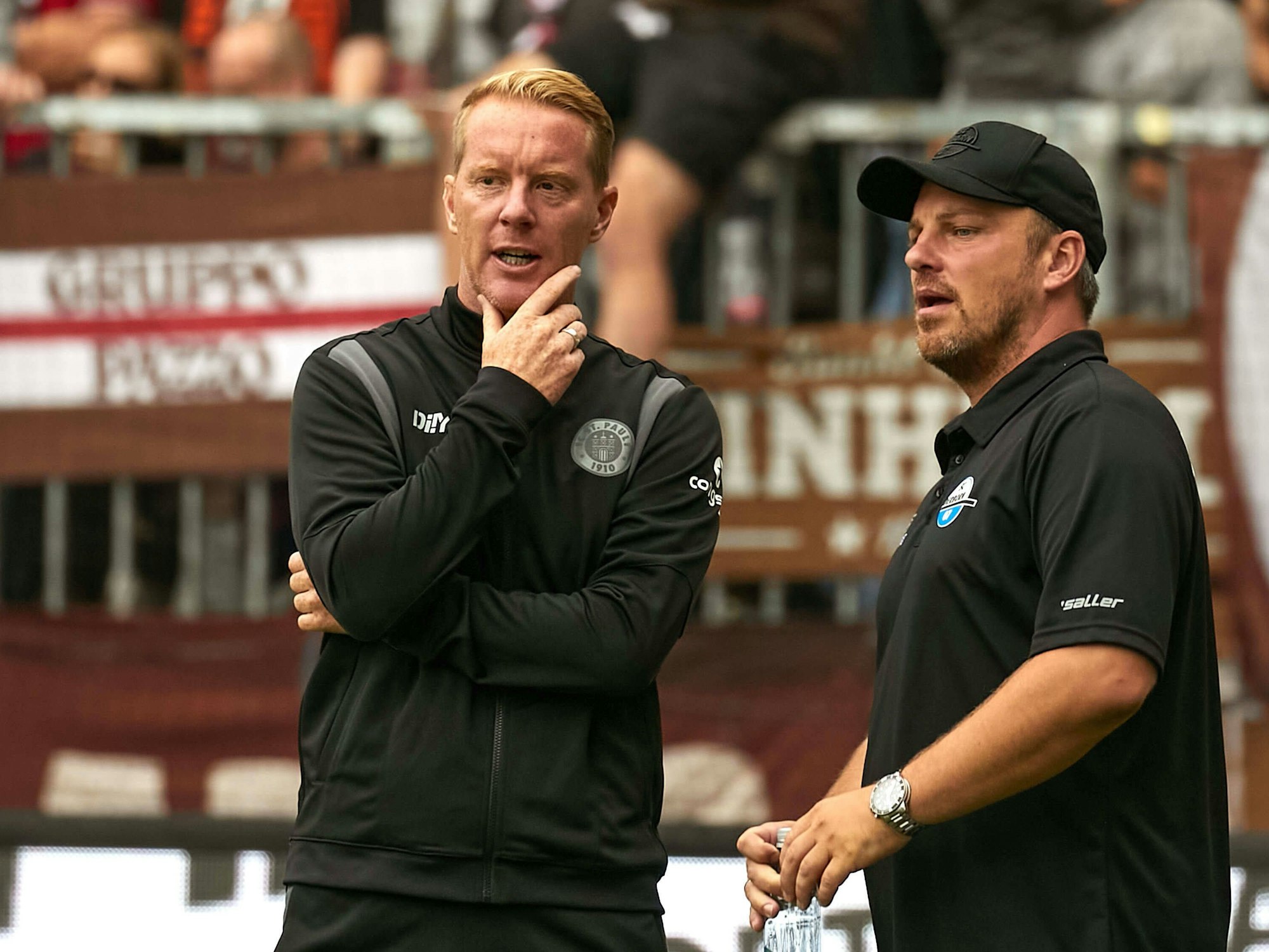 Lukas Kwasniok und Timo Schultz sprechen vor dem Zweitligaspiel FC St. Pauli gegen den SC Paderborn 07.