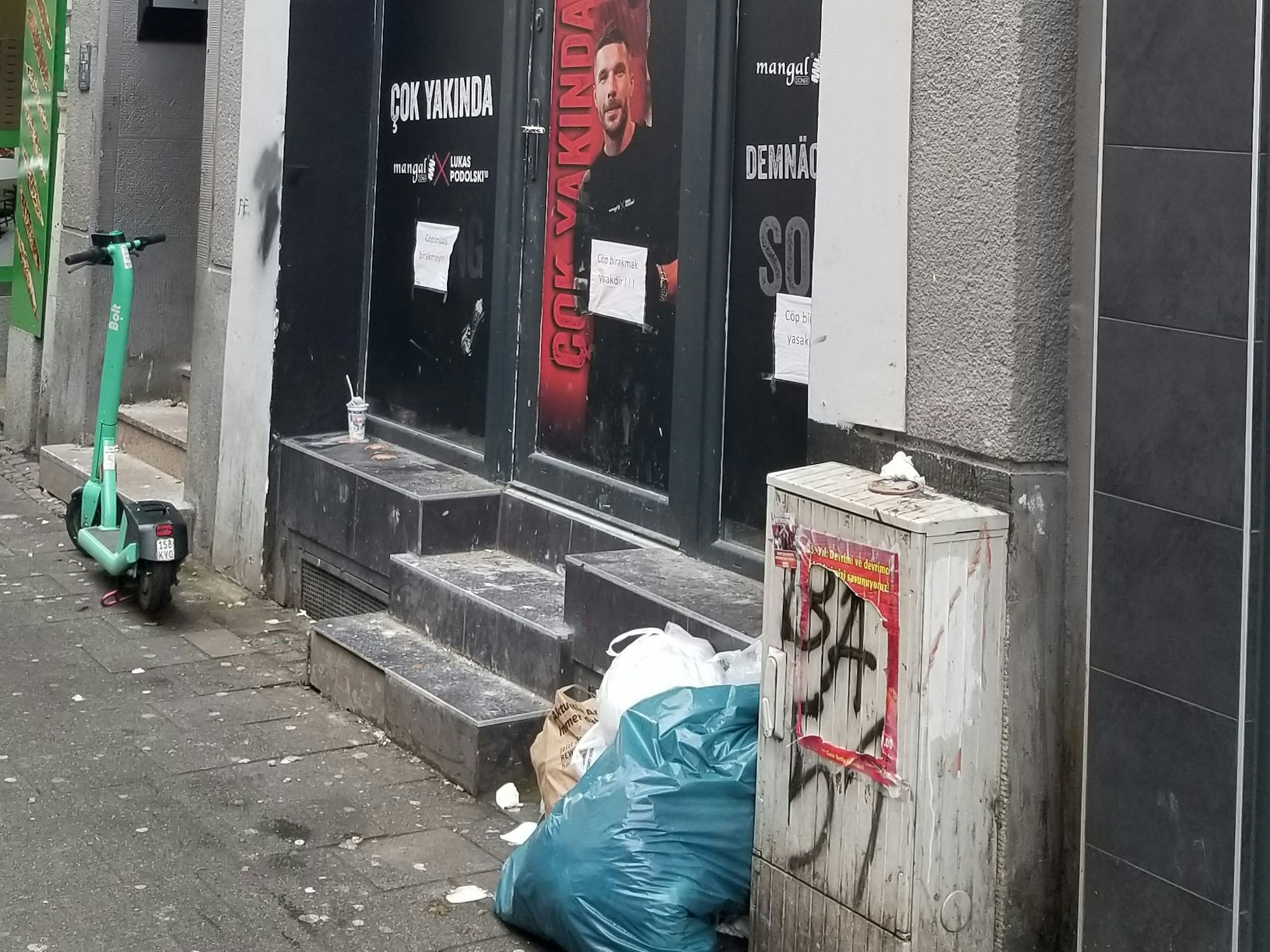 Ein Ladenlokal auf der Keupstraße in Köln-Mülheim. Hier soll die neue Döner-Filiale von Lukas Podolski entstehen.