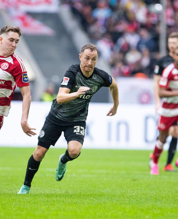 Isak Johannesson und Maurice Neubauer rennen im Sprint um den Ballgewinn über den Platz.