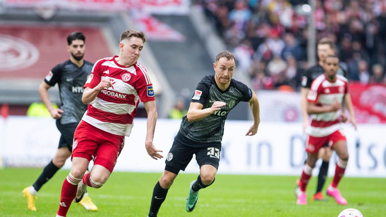 Isak Johannesson und Maurice Neubauer rennen im Sprint um den Ballgewinn über den Platz.