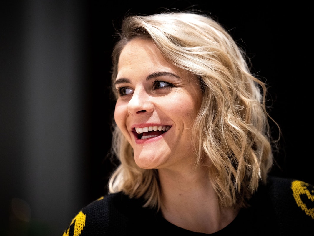 Hazel Brugger lächelt