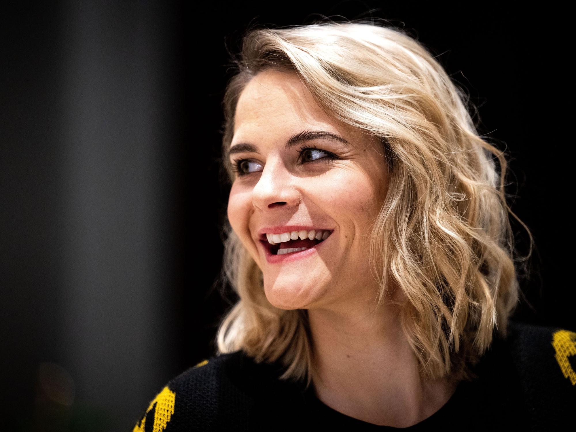Hazel Brugger lächelt