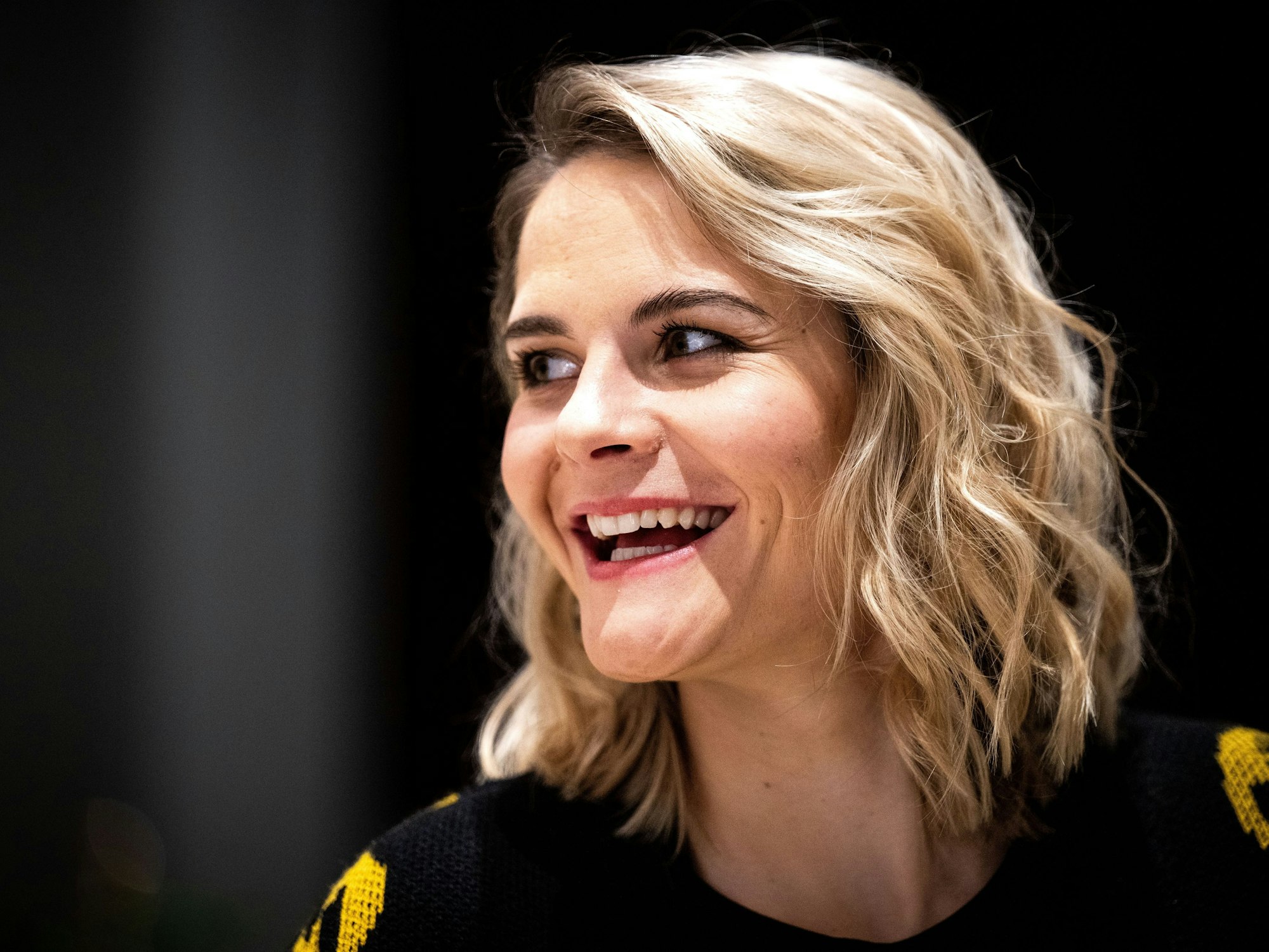 Hazel Brugger lächelt