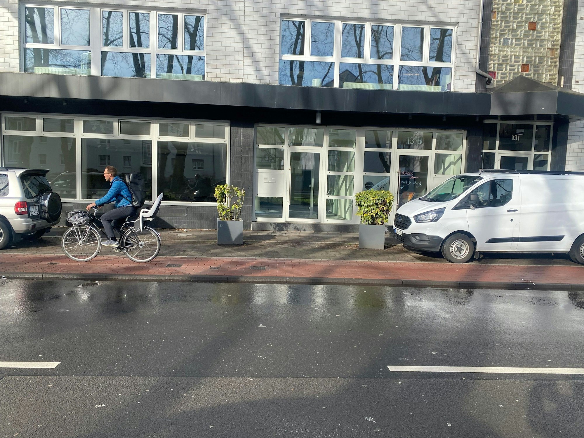 Ein Blick auf die Blumenkübel, die mindestens zwei Parkplätze auf dem Melatengürtel blockieren.