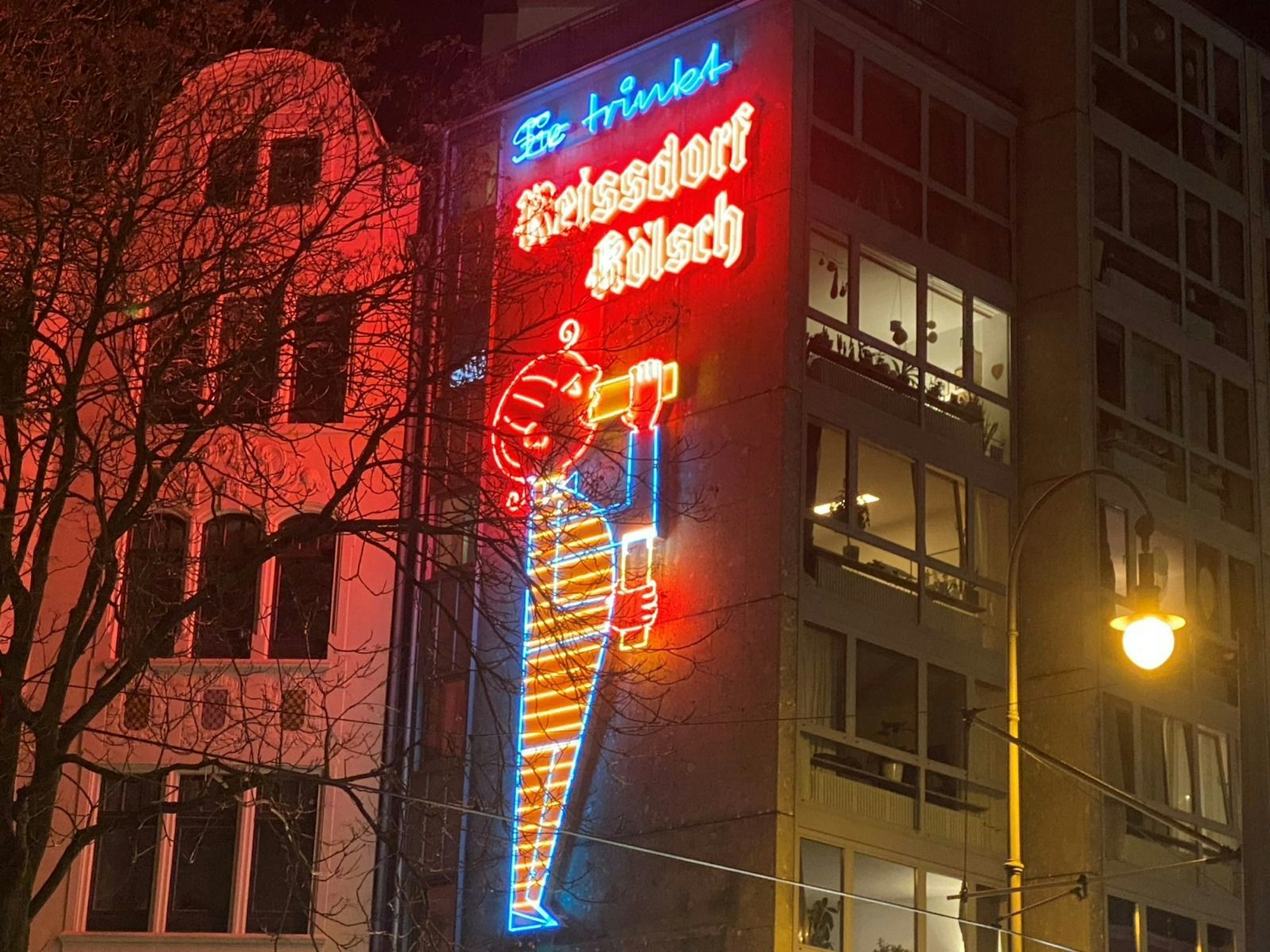 Das Reissdorf-Männchen in der Nacht auf Sonntag (18. Februar 2024): Es ist offenbar in der Bewegung vom „Er“ zum „Sie“ mittendrin erstarrt – als kölsches Mischwesen.