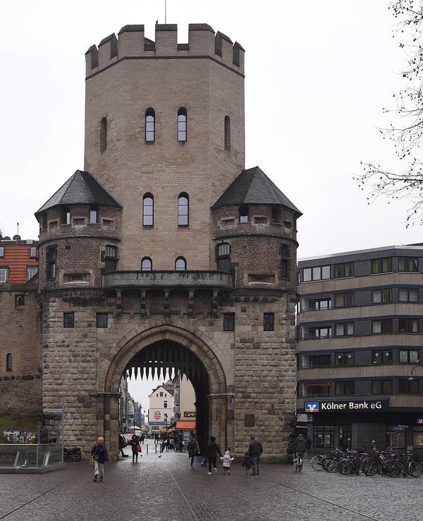 Die Severinstorburg in Köln.