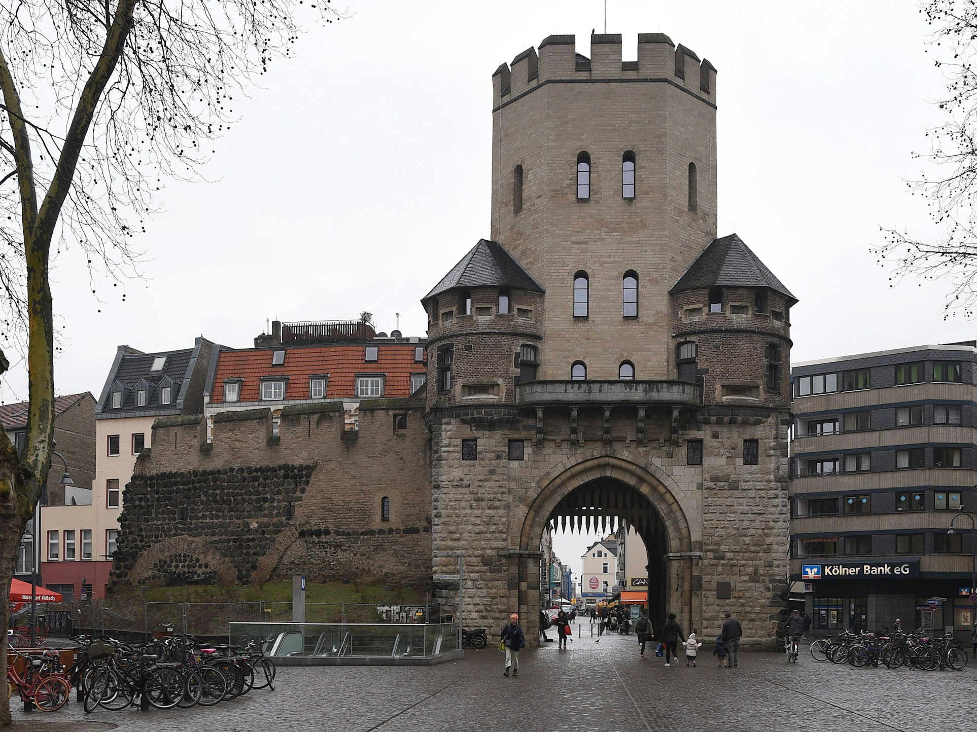 Die Severinstorburg in Köln.