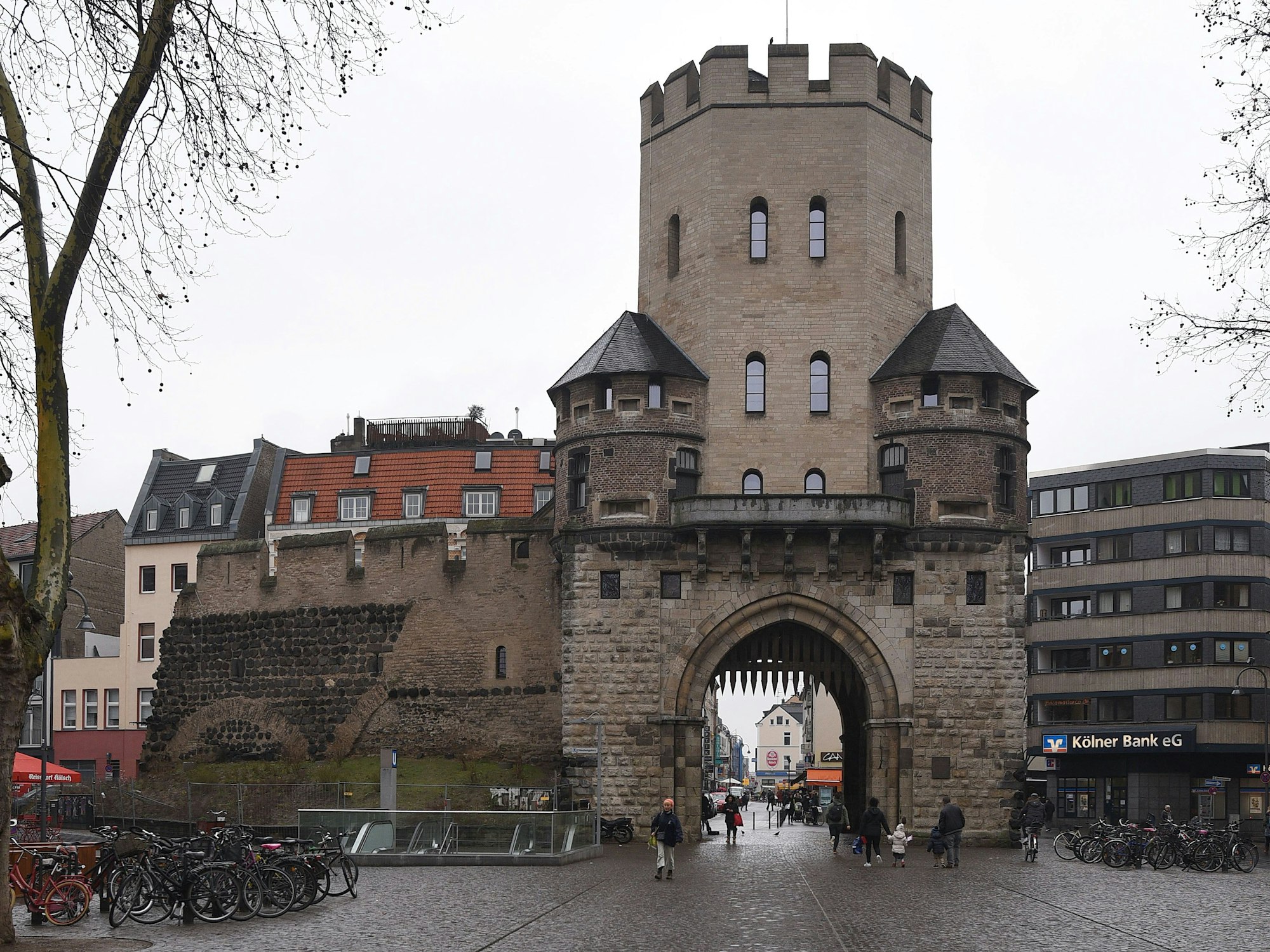 Die Severinstorburg in Köln.