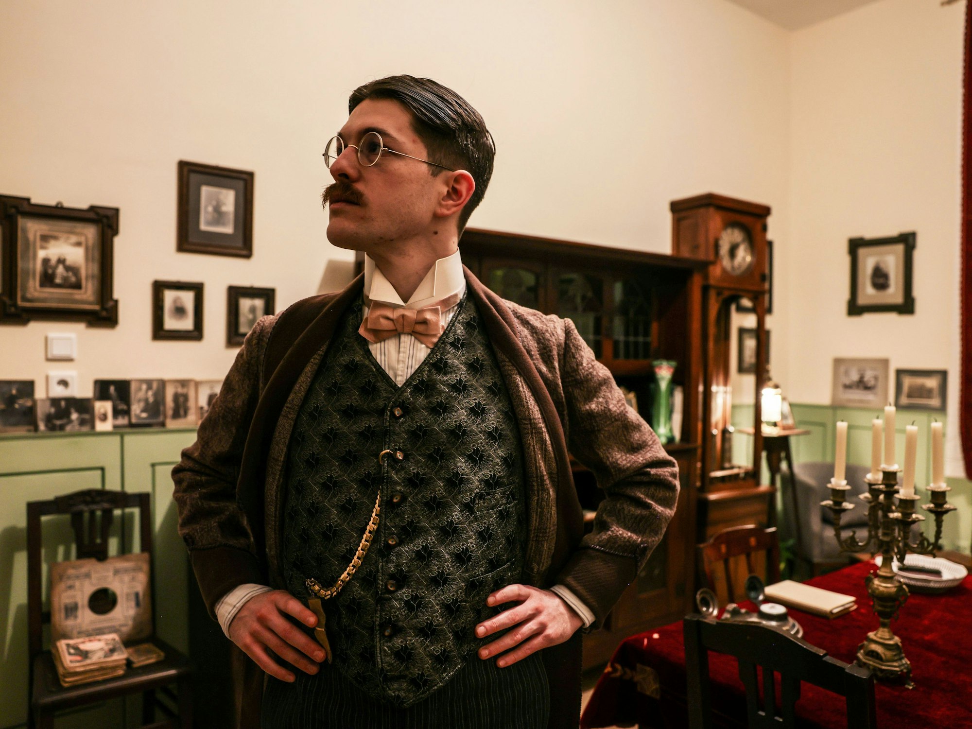 Der Kölner Valerio Bonanno steht in seinem Wohnzimmer.