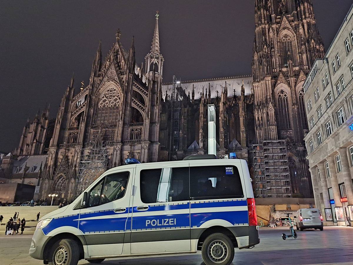 Ein Einsatzfahrzeug der Polizei steht vor dem Dom.