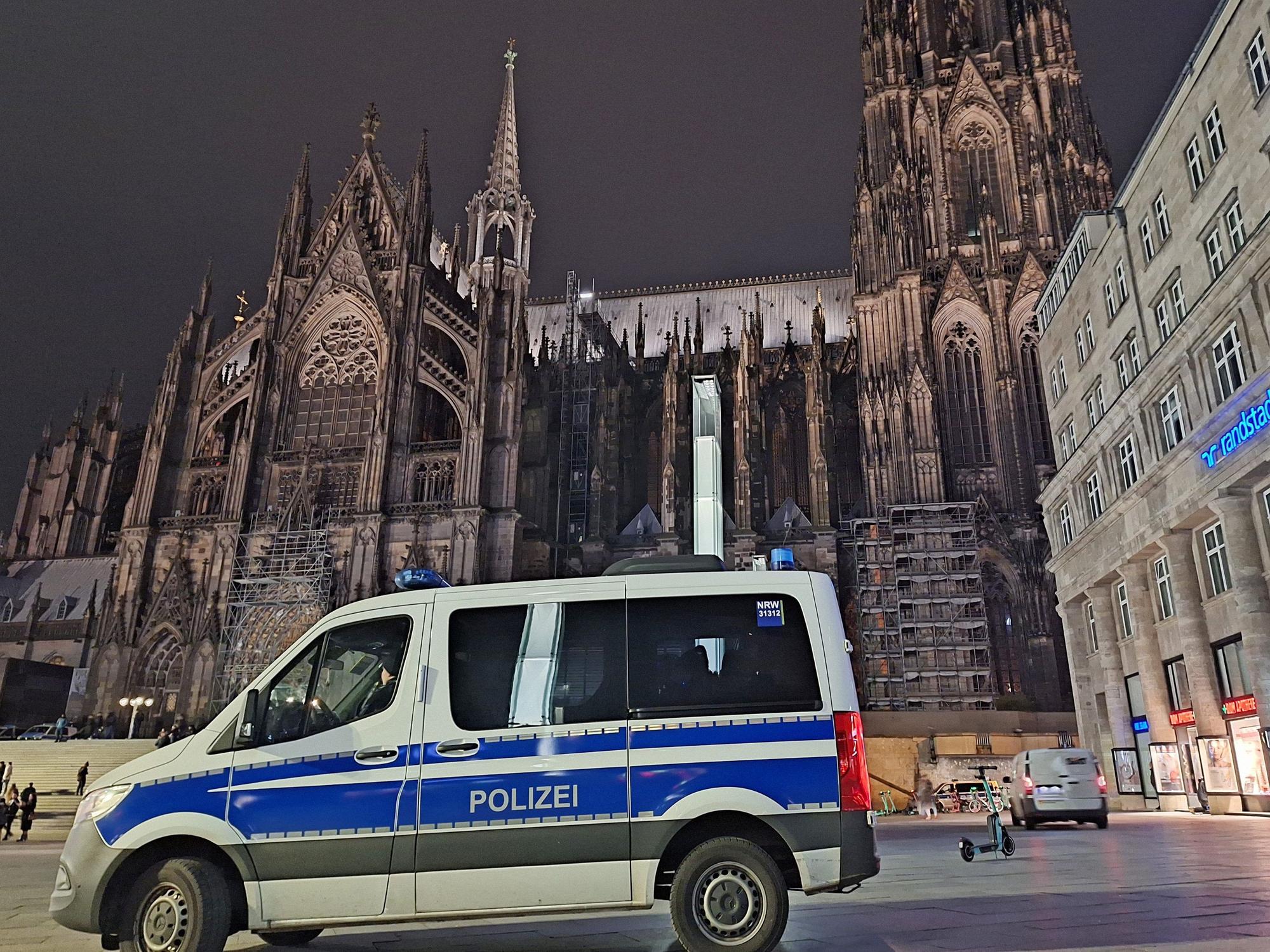 Ein Einsatzfahrzeug der Polizei steht vor dem Dom.