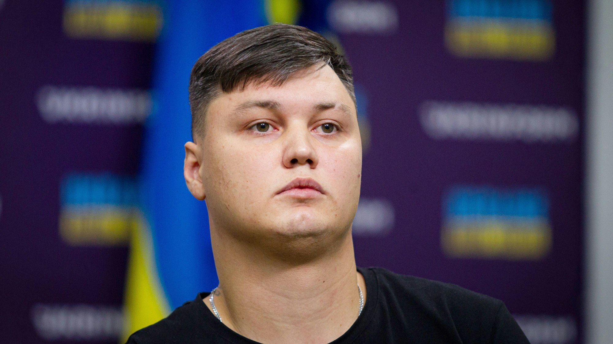 Ein übergelaufener russischer Pilot nimmt im September 2023 an einer Pressekonferenz in Kyjiw teil.