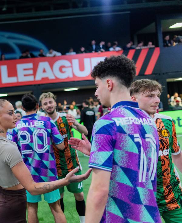Alisha Lehmann, Team Managerin von Streets United, steht bei der "Baller League" nach dem Spiel mit ihrem Team zusammen auf dem Spielfeld in der Motorworld.