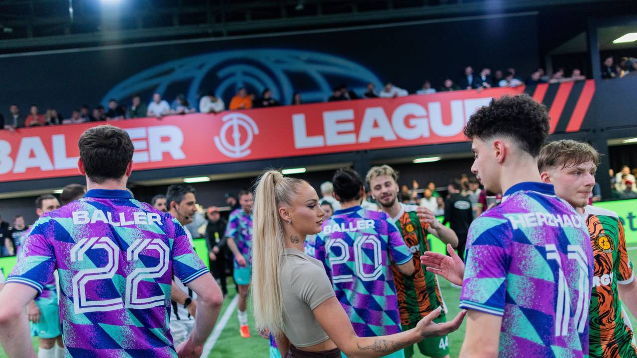 Alisha Lehmann, Team Managerin von Streets United, steht bei der "Baller League" nach dem Spiel mit ihrem Team zusammen auf dem Spielfeld in der Motorworld.