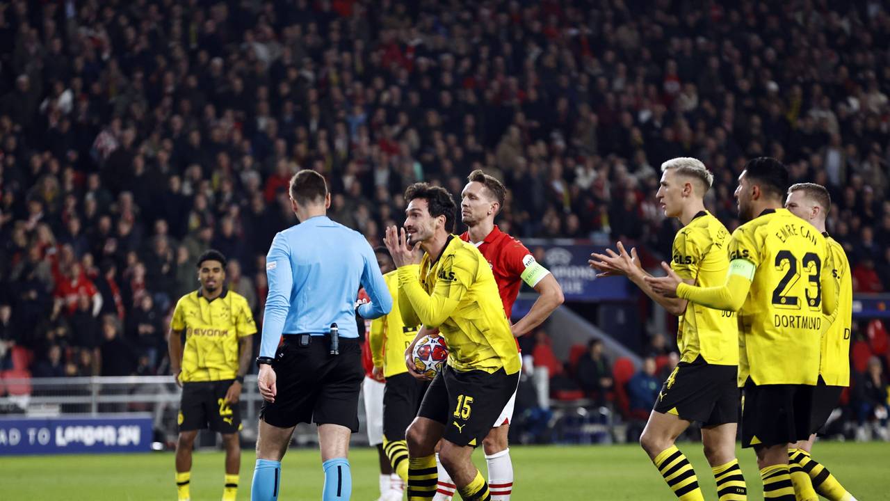 Mehrere BVB-Spieler beschweren sich bei Schiedsrichter Srdjan Jovanovic (l.).