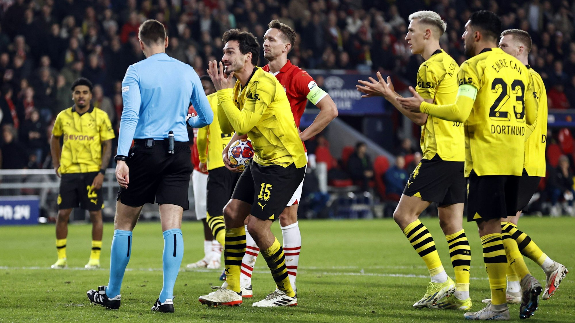 Mehrere BVB-Spieler beschweren sich bei Schiedsrichter Srdjan Jovanovic (l.).