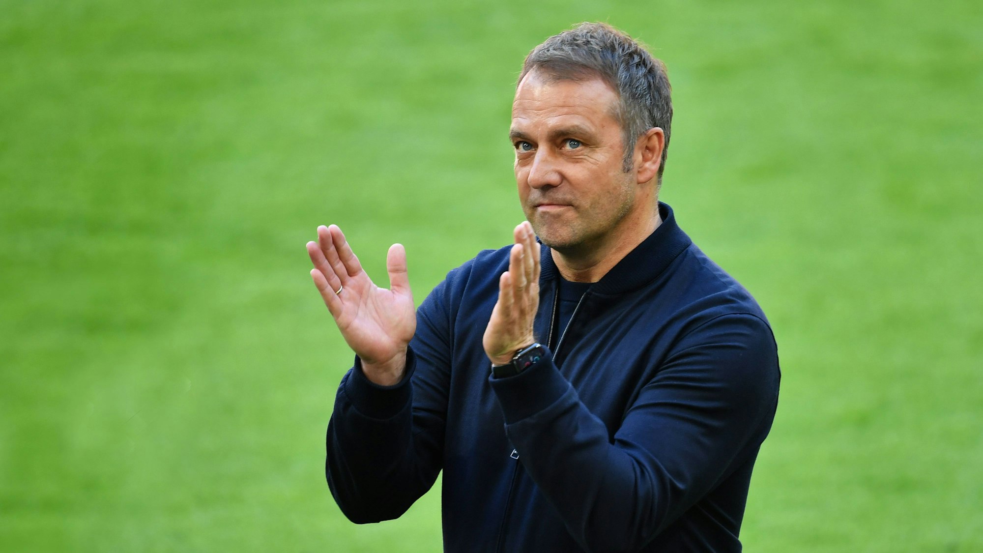 Hansi Flick klatscht in die Hände.