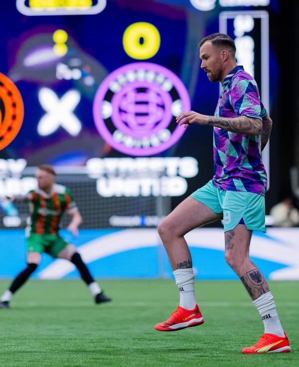 Fußballer Kevin Großkreuz spielt in einer Halle Fußball.
