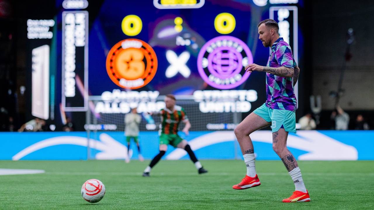 Fußballer Kevin Großkreuz spielt in einer Halle Fußball.