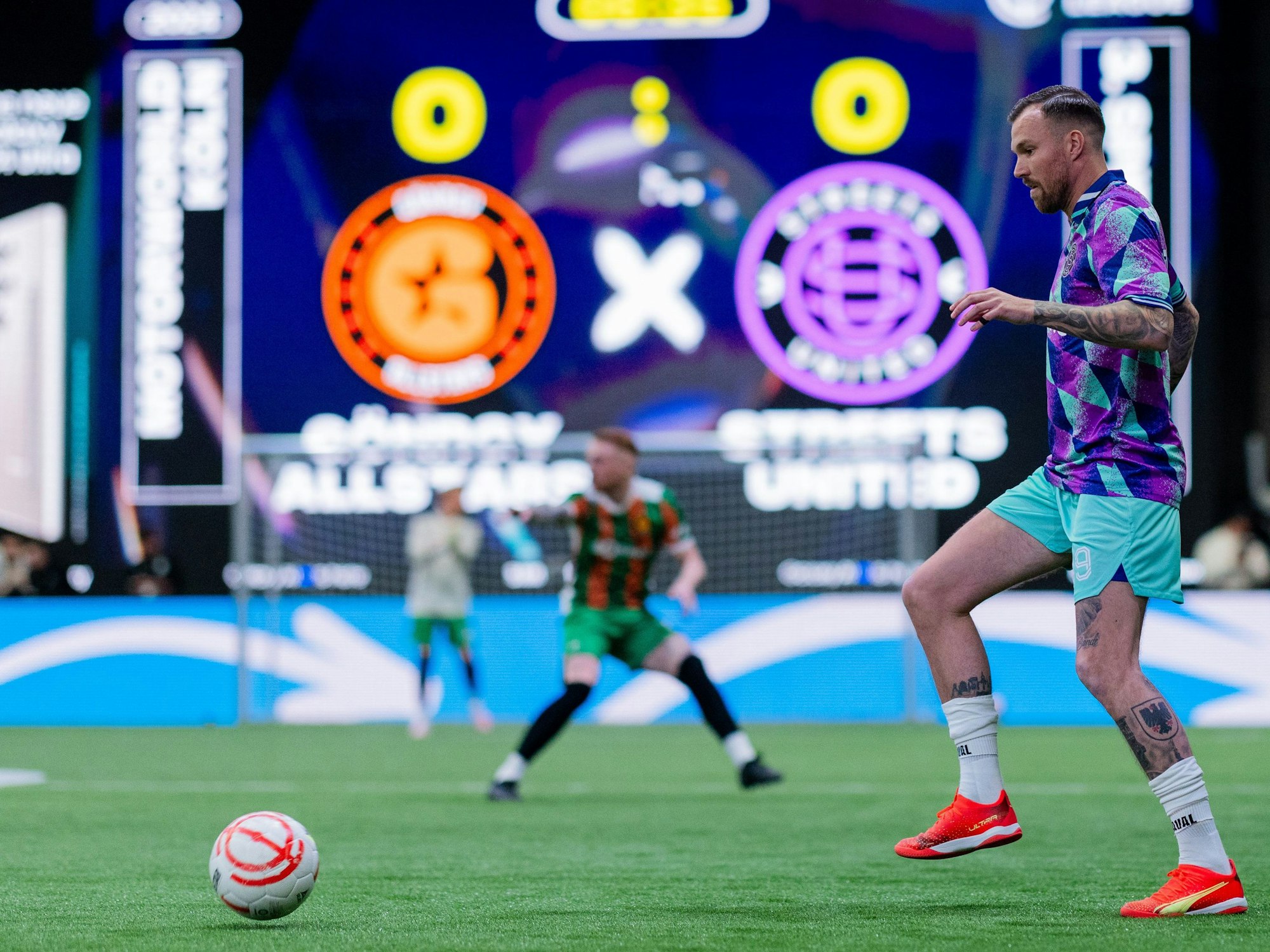 Fußballer Kevin Großkreuz spielt in einer Halle Fußball.