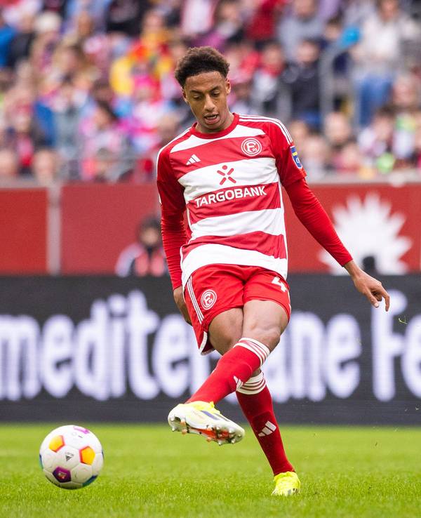 Sima Suso schießt den Ball.