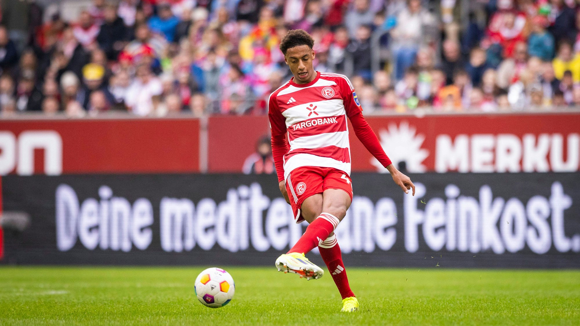 Sima Suso schießt den Ball.