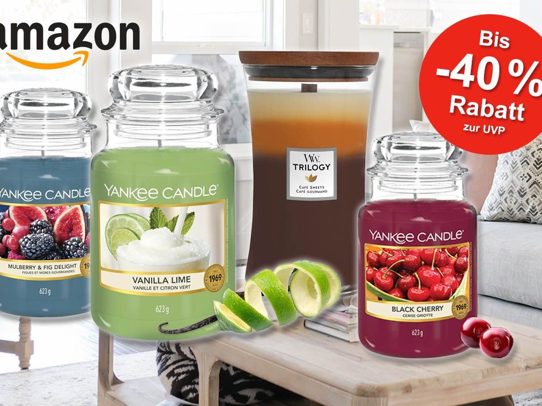 Duftkerzen von Yankee Candle und Woodwick in verschiedenen Duftrichtungen vor einem Wohnzimmerhintergrund.