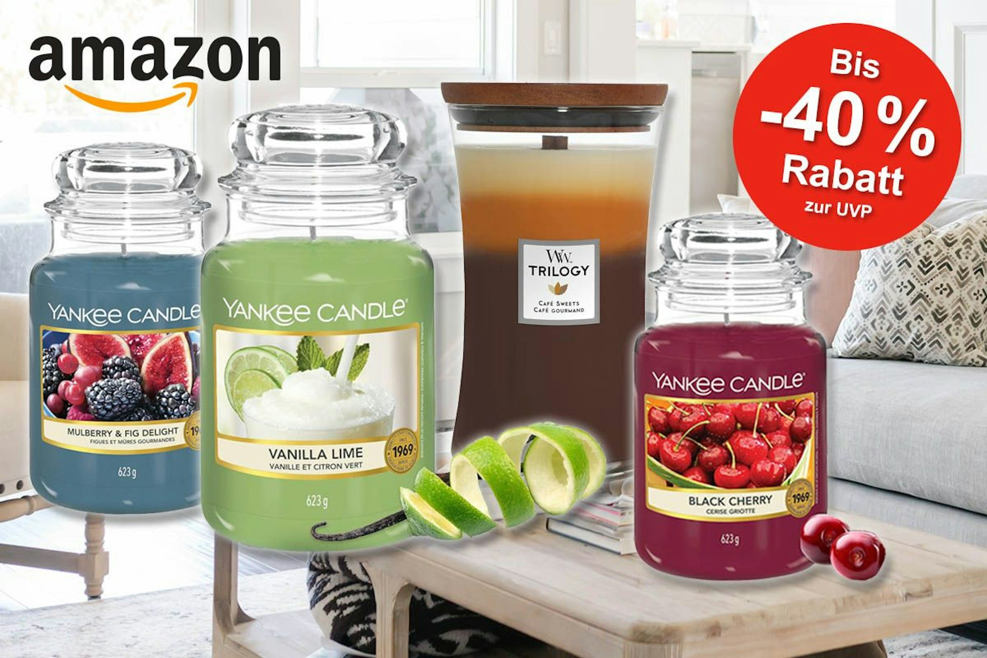 Duftkerzen von Yankee Candle und Woodwick in verschiedenen Duftrichtungen vor einem Wohnzimmerhintergrund.
