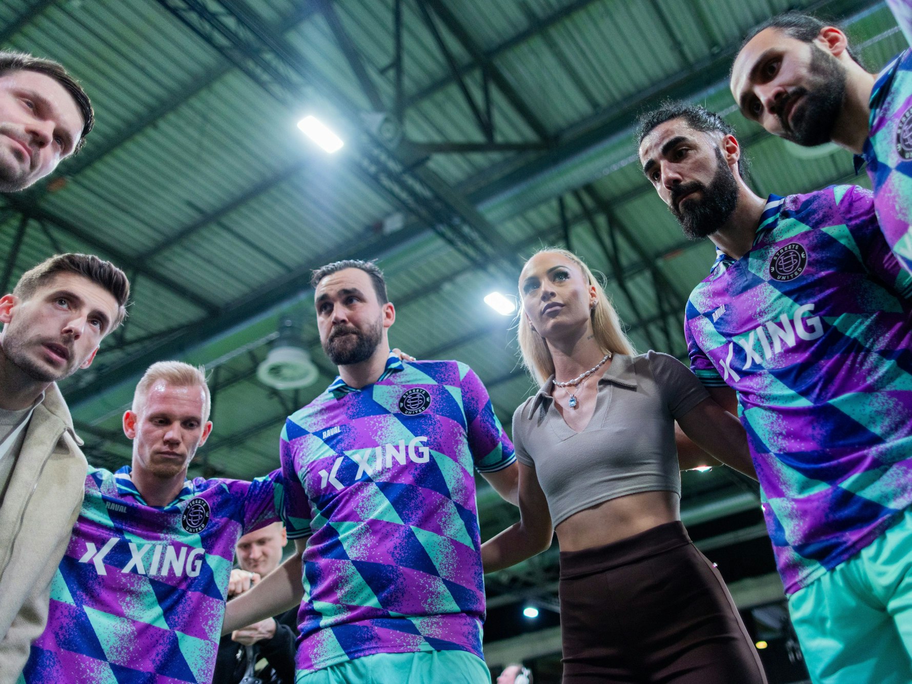 Die Spieler und Trainer von Streets United formen einen Kreis.