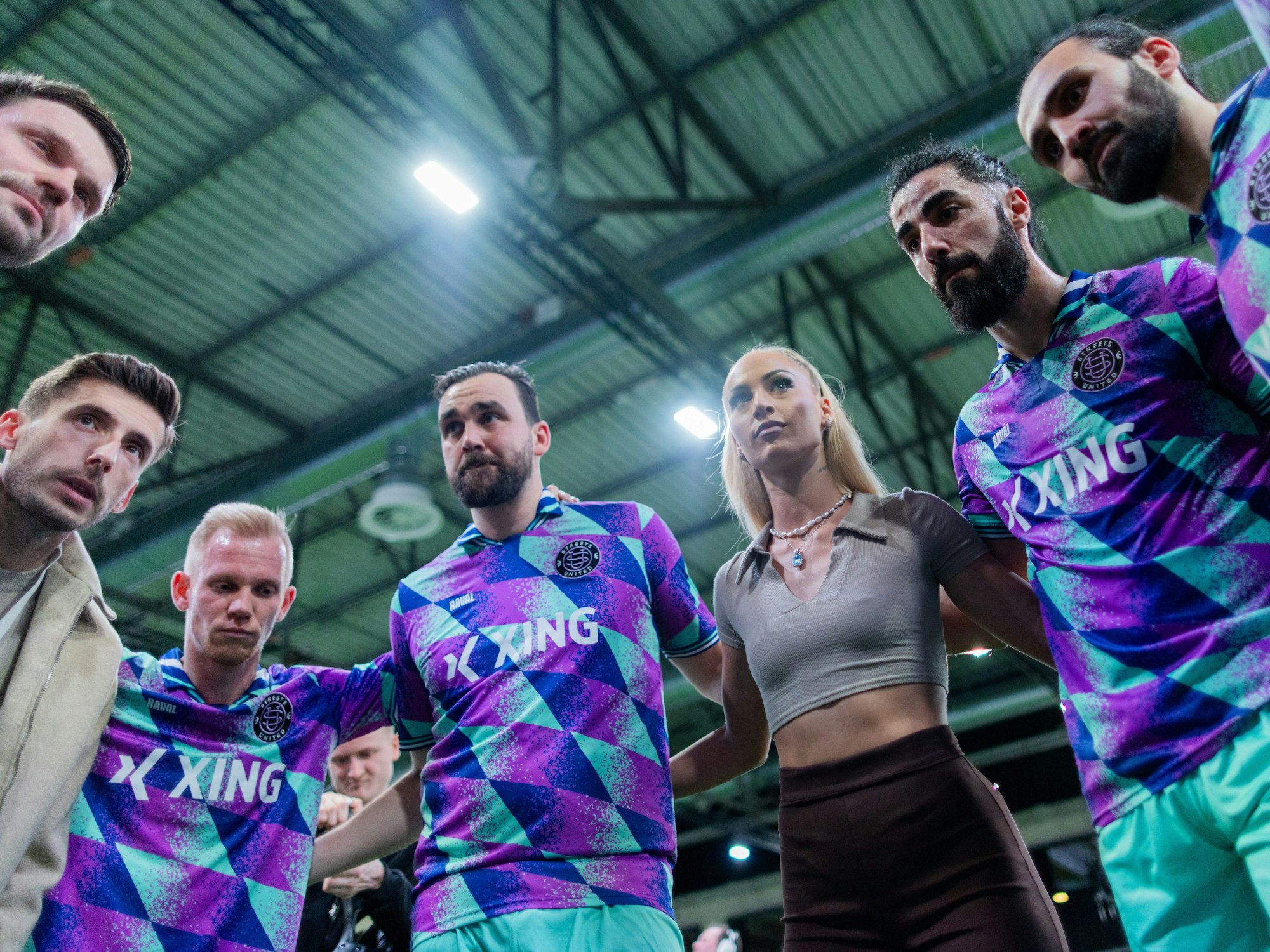 Die Spieler und Trainer von Streets United formen einen Kreis.