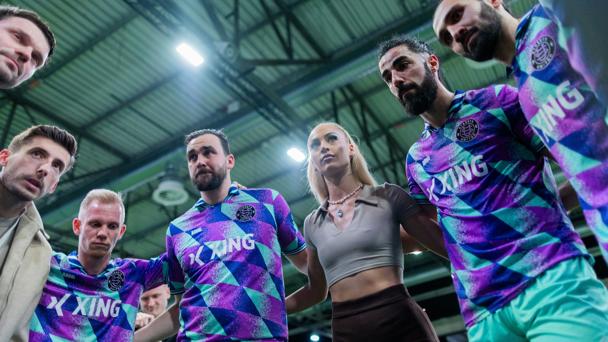 Spieler von Streets United in einem Kreis vor einem Spiel.