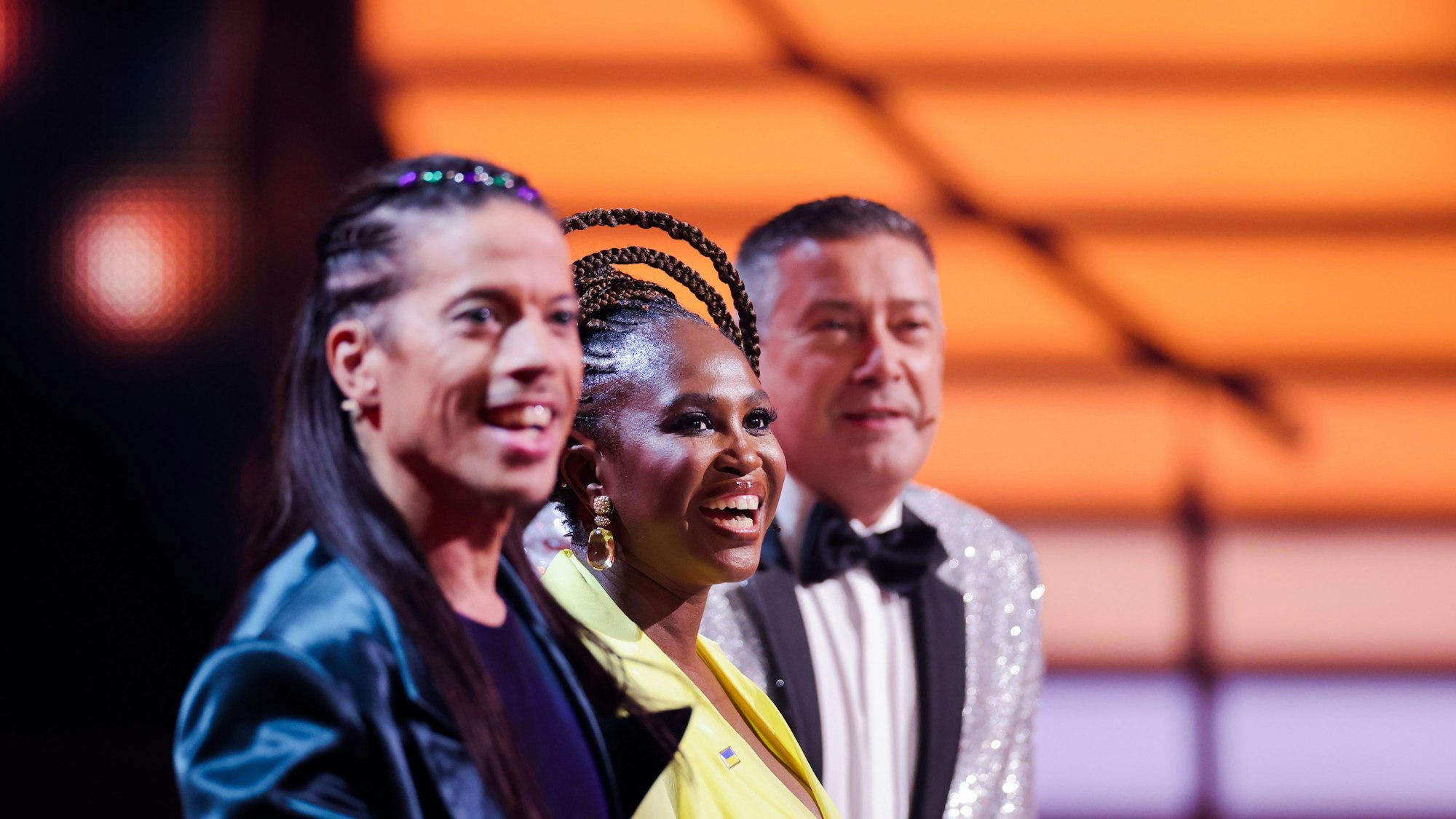 Jorge Gonzalez, Motsi Mabuse und Joachim Llambi sitzen am Jury-Pult.