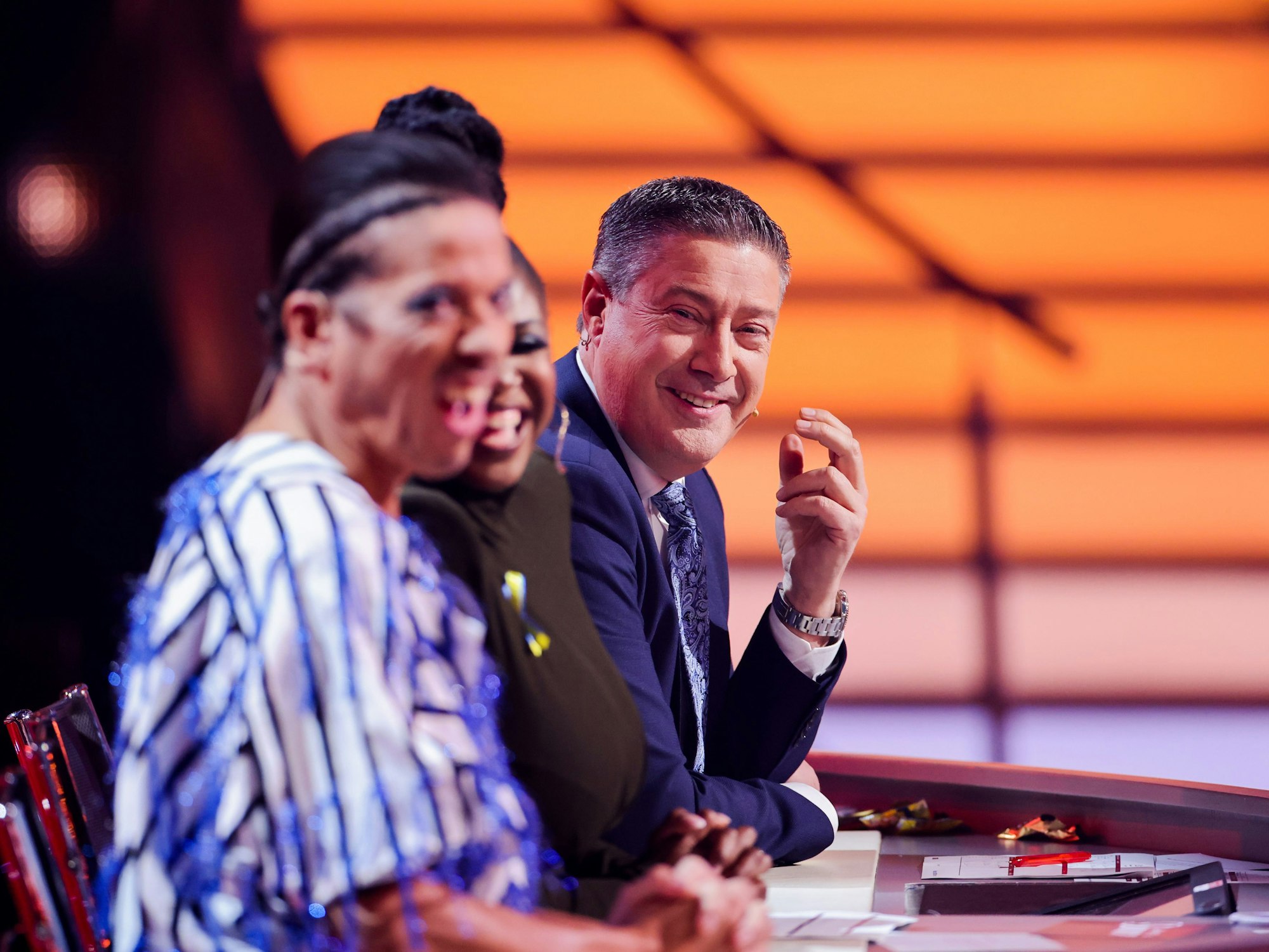 Jorge Gonzalez (l-r), Motsi Mabuse und Joachim Llambi, Jurymitglieder, sitzen in der RTL-Tanzshow "Let's Dance" im Coloneum.