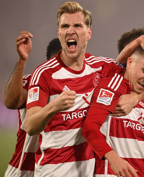 Die Düsseldorfer Spieler Vincent Vermeij, Felix Klaus und Tim Oberdorf jubeln gemeinsam im Spiel gegen den FC Schalke 04.